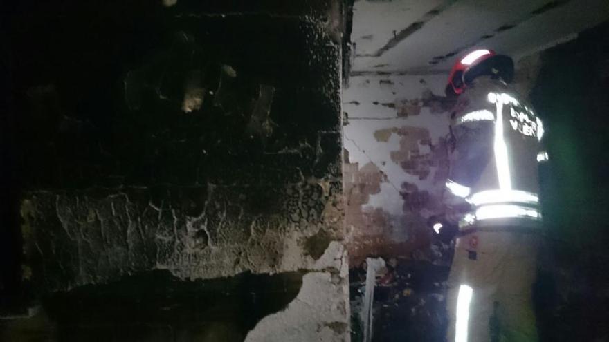 Dos bomberos heridos al arder una vivienda en Valencia