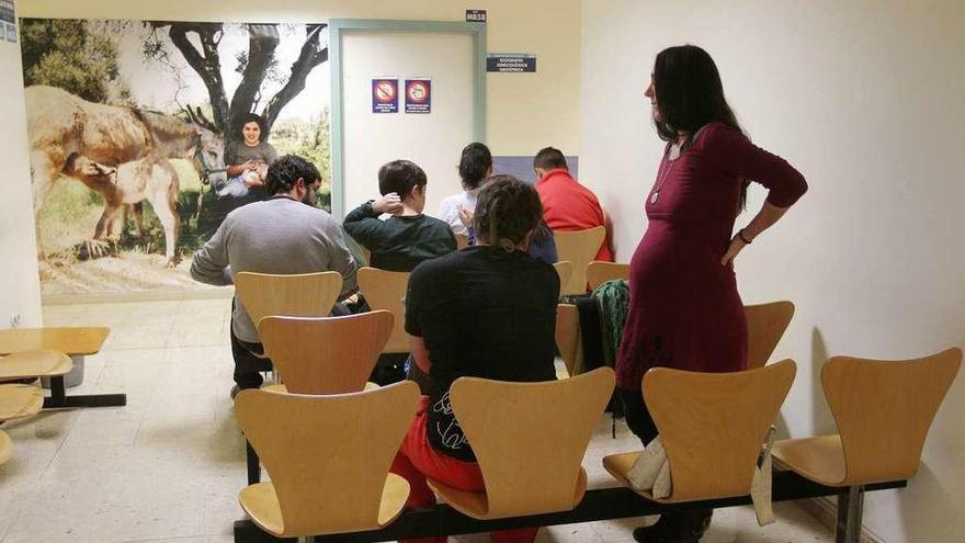 Pacientes en la sala de espera del servicio de ginecología del CHUO. // Iñaki Osorio