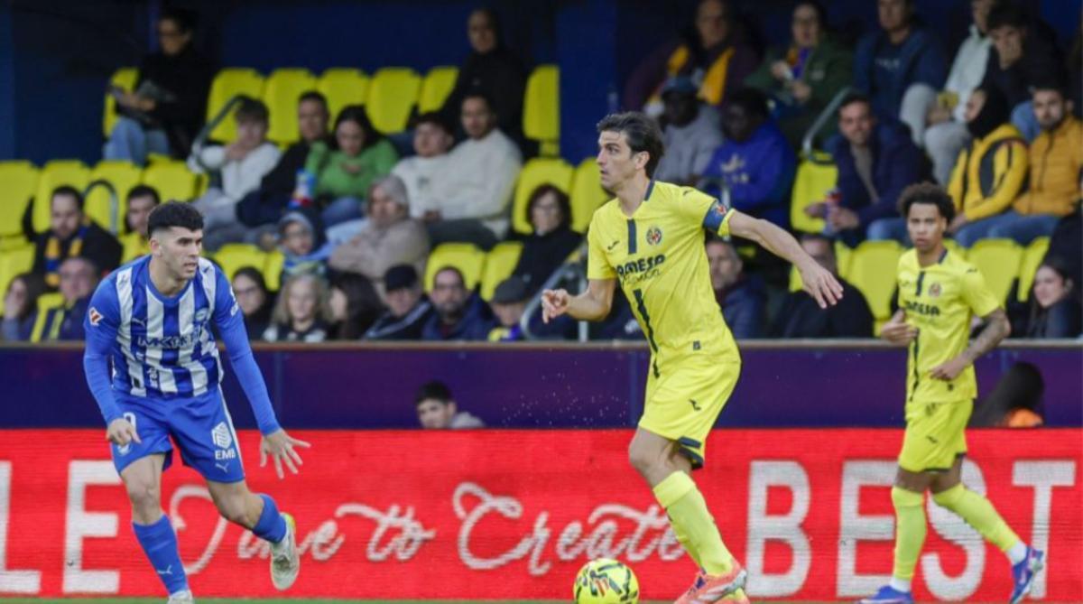Gerard Moreno conduciendo un balón ante el Alavés