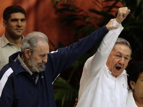 Fidel Castro sostiene el brazo de su hermano Raúl, en la ceremonia de clausura del congreso del PCC (Abril, 2011).