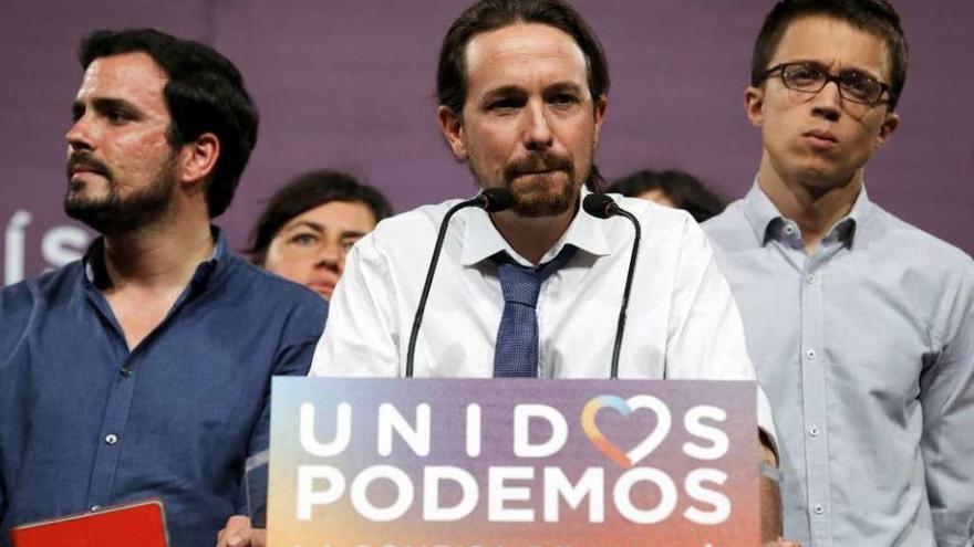 De izquierda a derecha, Alberto Garzón, Pablo Iglesias e Íñigo Errejón, en la noche electoral. // Reuters