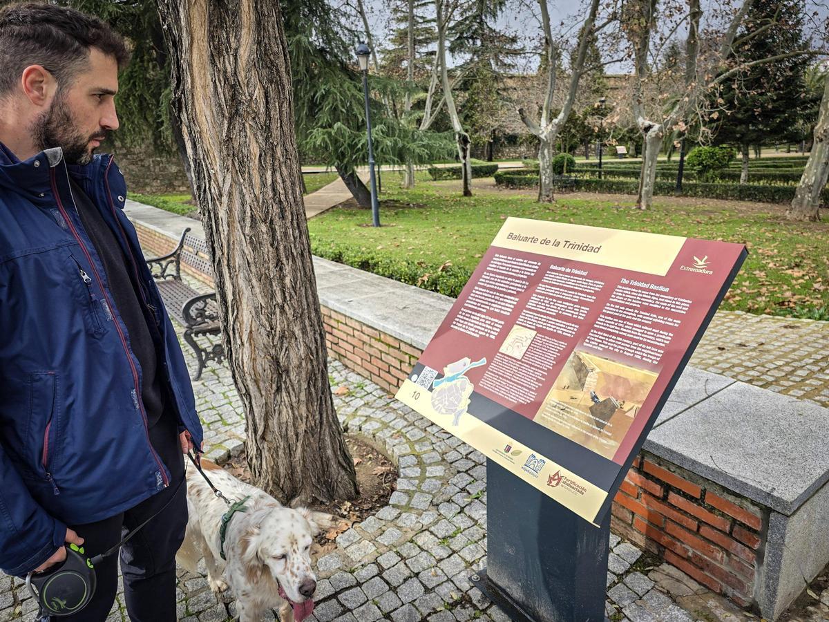 Un varón consulta uno de los nuevos paneles de información turística en el baluarte de la Trinidad de Badajoz.