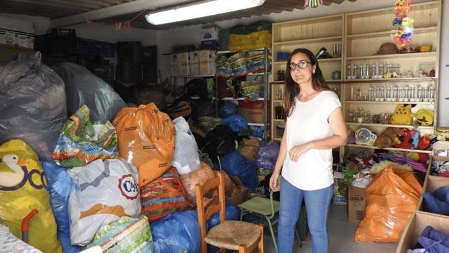 Teresa Costa en la sala donde almacenan la ropa que recogen de donaciones.
