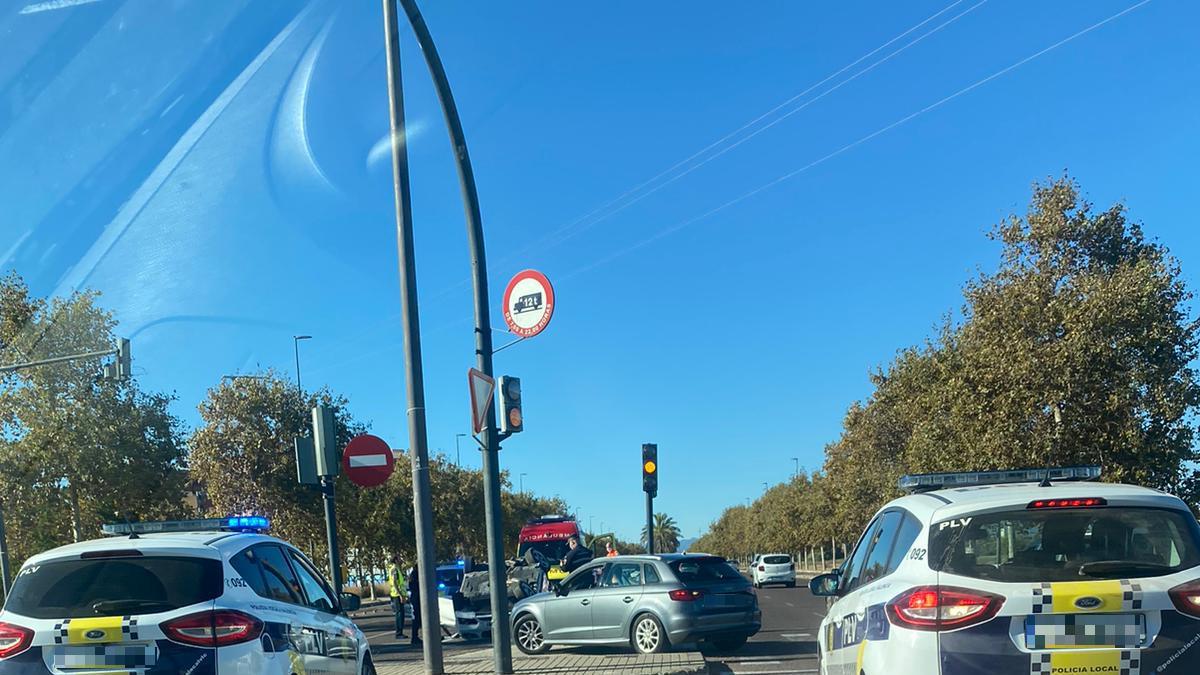 Un coche de alta gama vuelca en la ronda norte de València tras un accidente de tráfico.