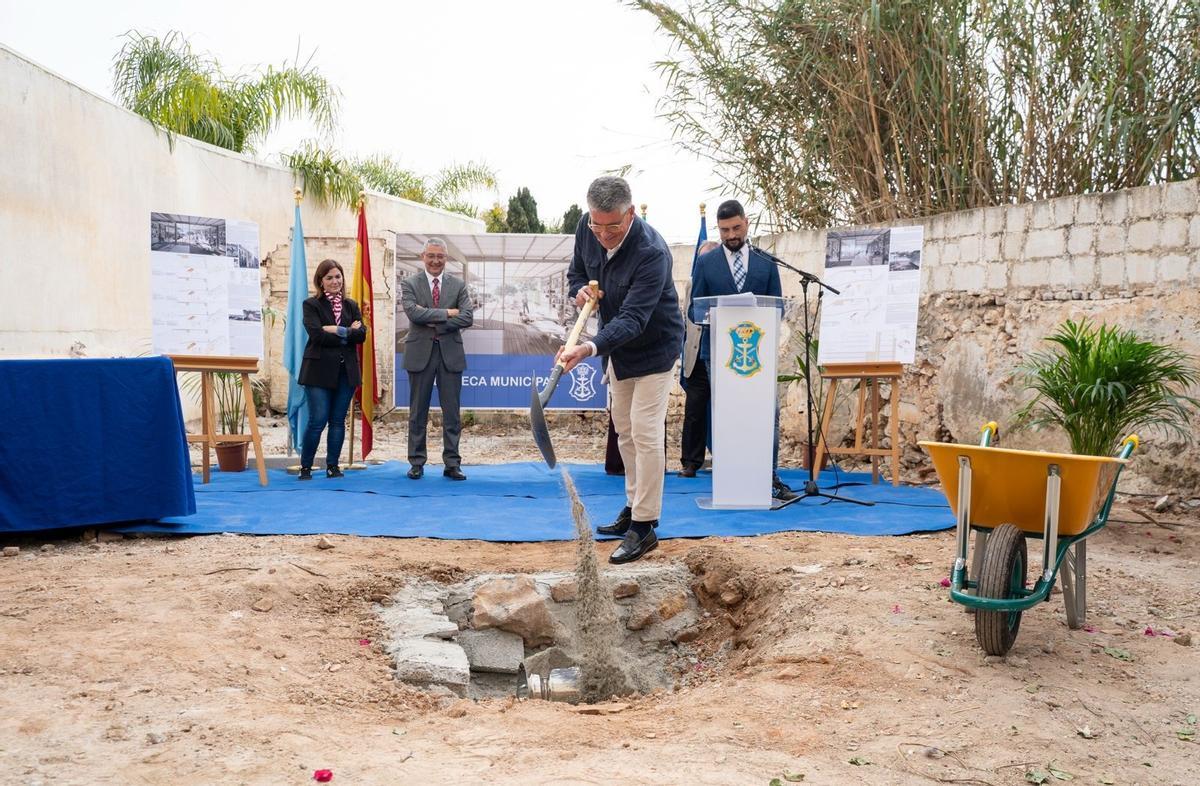El alcalde de Nerja, José Alberto Armijo, y el presidente de la Diputación, Francisco Salado, colocan la primera piedra de la Biblioteca Municipal.