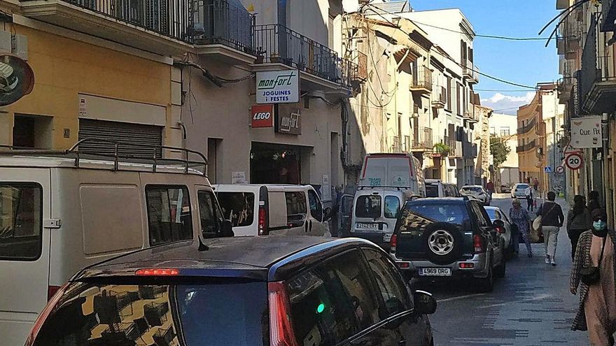 Embús de vehicles al carrer de la Jonquera de Figueres.