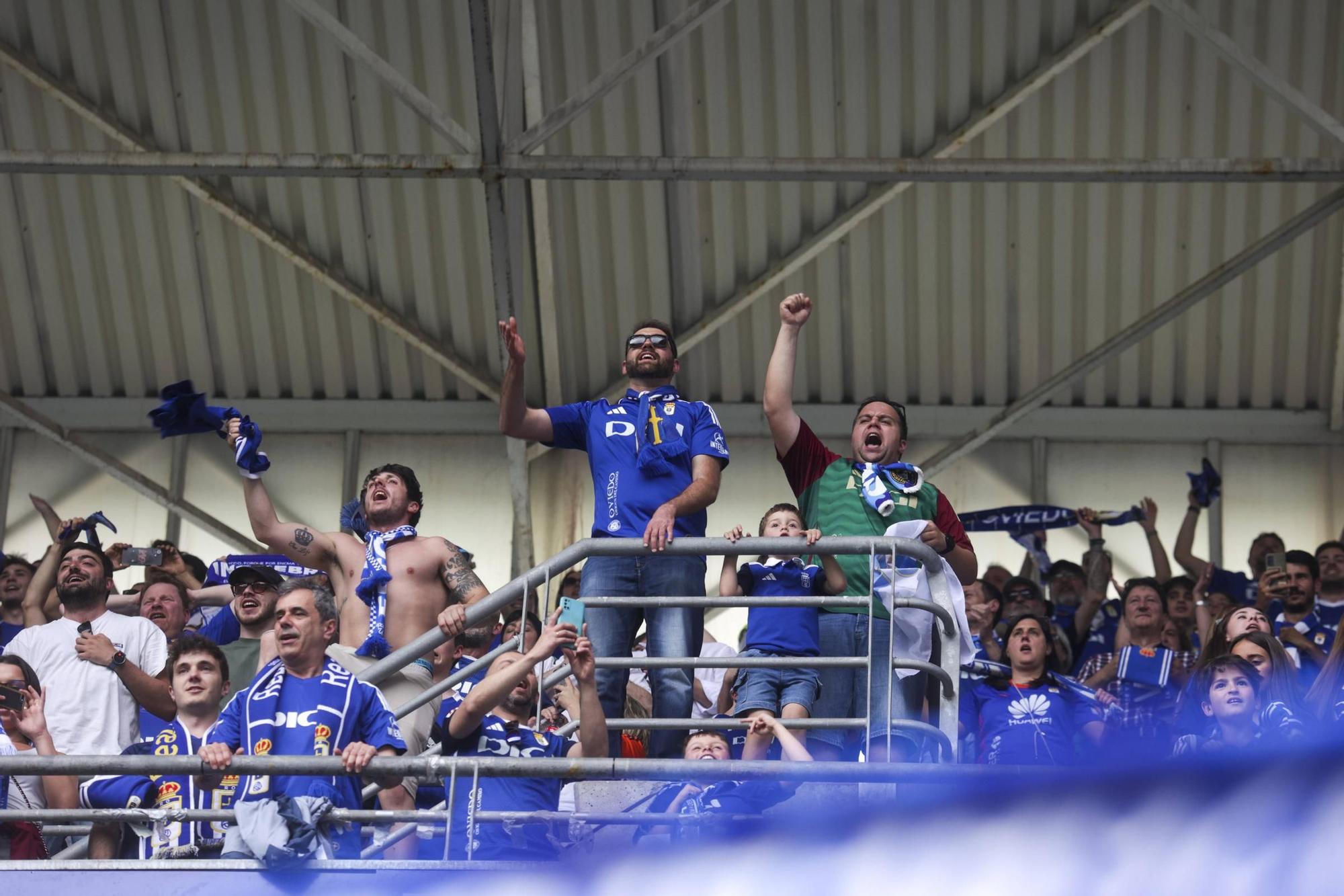 EN IMÁGENES: Ambientazo en la valiosa victoria del Oviedo contra el Zaragoza