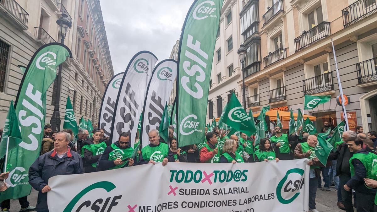 Los funcionarios inician sus protestas en Madrid para pedir que se descongelen sus salarios.