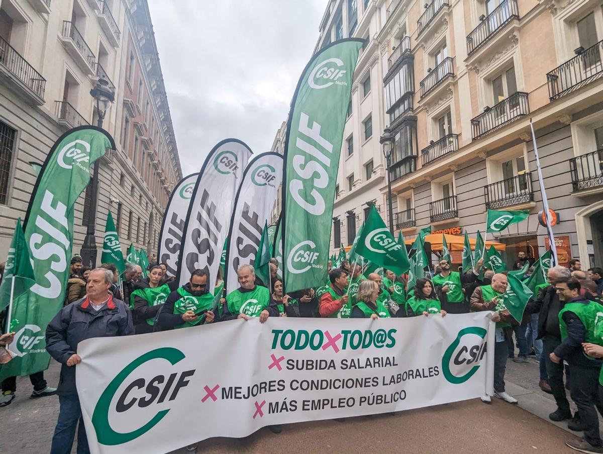 Los funcionarios inician sus protestas en Madrid para pedir que se descongelen sus salarios.