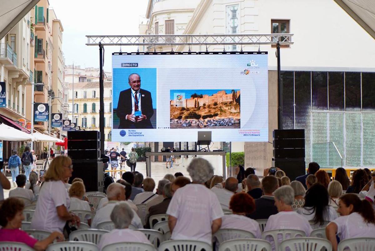 Carpa en la calle Alcazabilla para presenciar la elección de la sede de la Expo de 2027