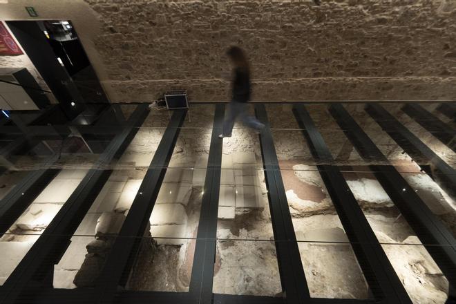 El pavimento fundacional de Barcelona sale a luz en las obras de un hotel