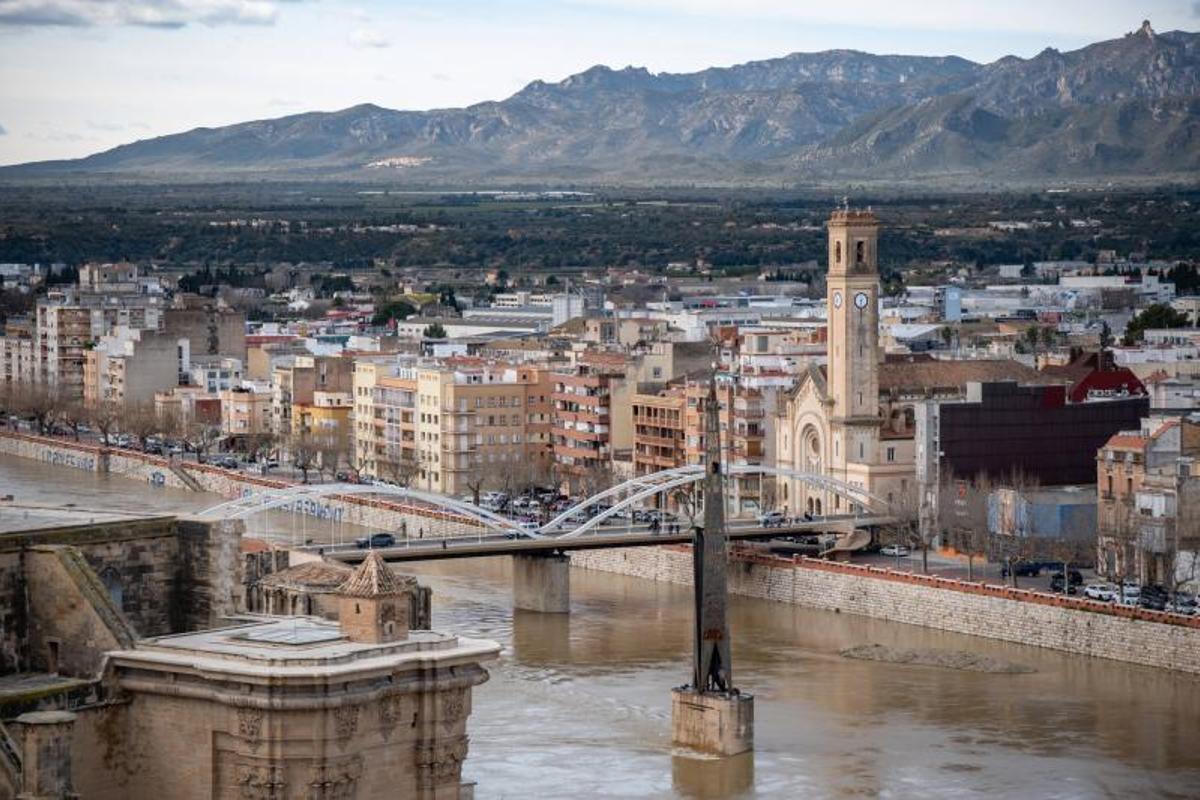 El monumento franquista de la Batalla del Ebro, en medio del río a su paso por Tortosa, hace pocos días.