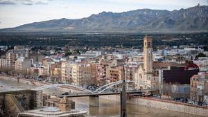 El monumento franquista de la Batalla del Ebro, en medio del río a su paso por Tortosa, hace pocos días.