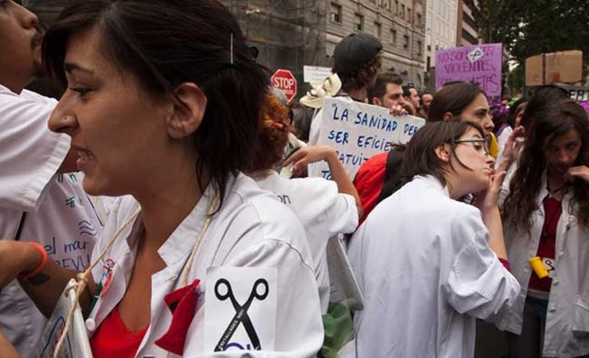 Diversos col·lectius, com el de Sanitat, es van fer escoltar ahir amb motiu de la manifestació pro 15-M.