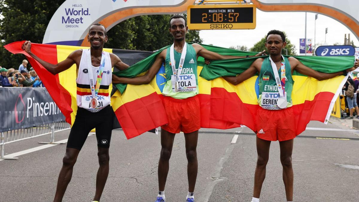 Abdi, Tola y Geremew, el podio del maratón en el Mundial. |  // EFE