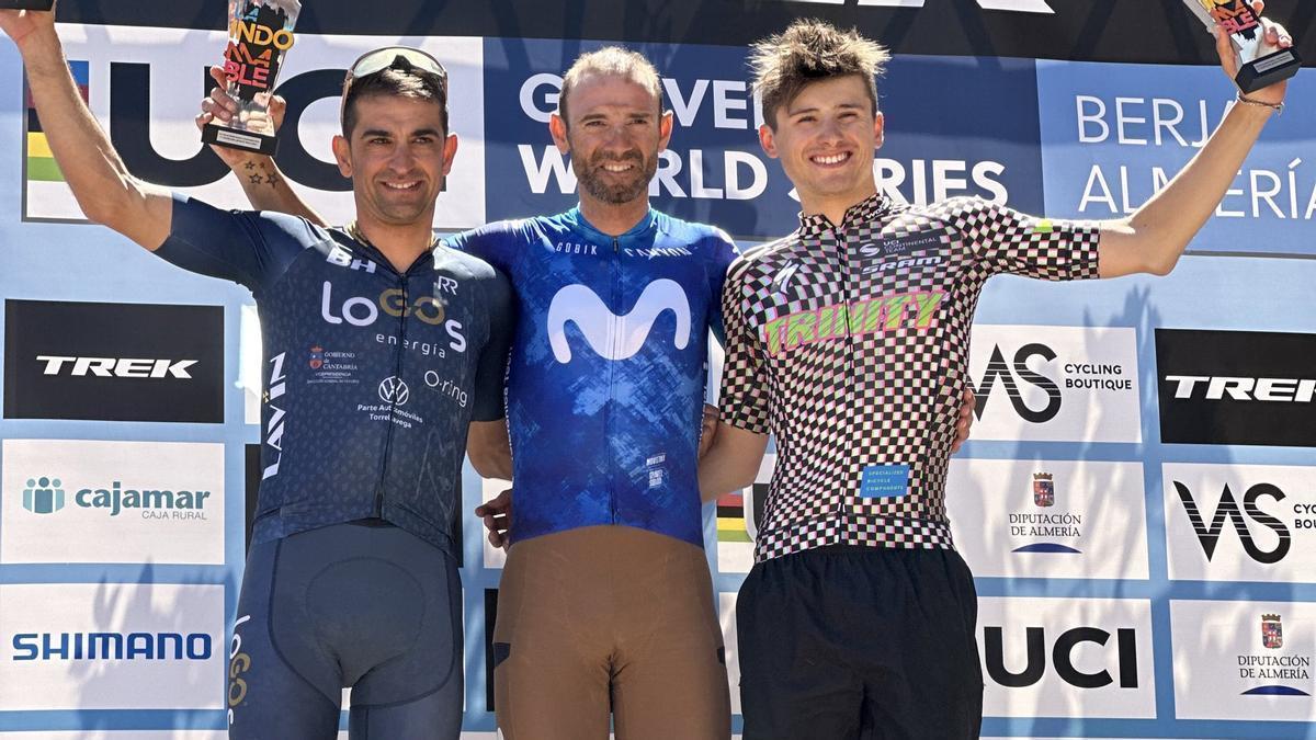Alejandro Valverde, en el centro, en el podio de La Indomable