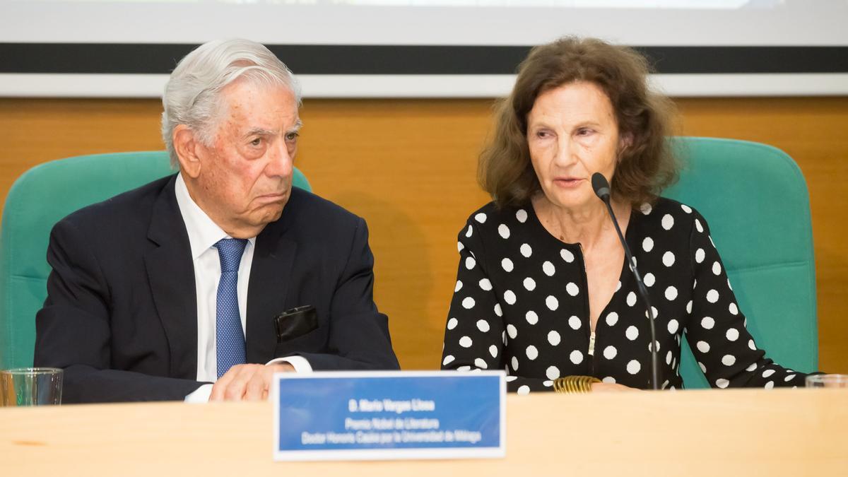Mario Vargas Llosa y Guadalupe Fernández Ariza, en el Rectorado de la UMA