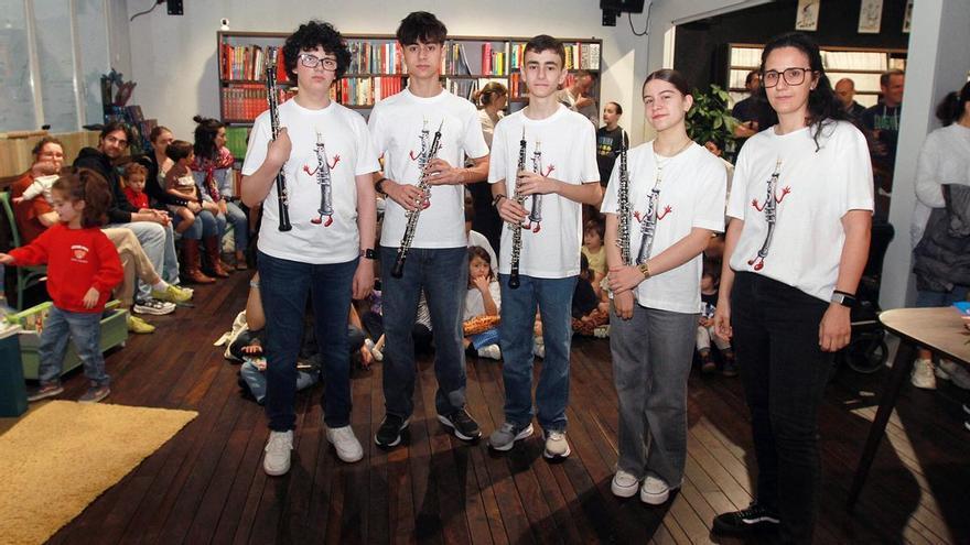 La librería Tanco de Ourense acoge un concierto de oboe y un cuentacuentos para dar a conocer este instrumento