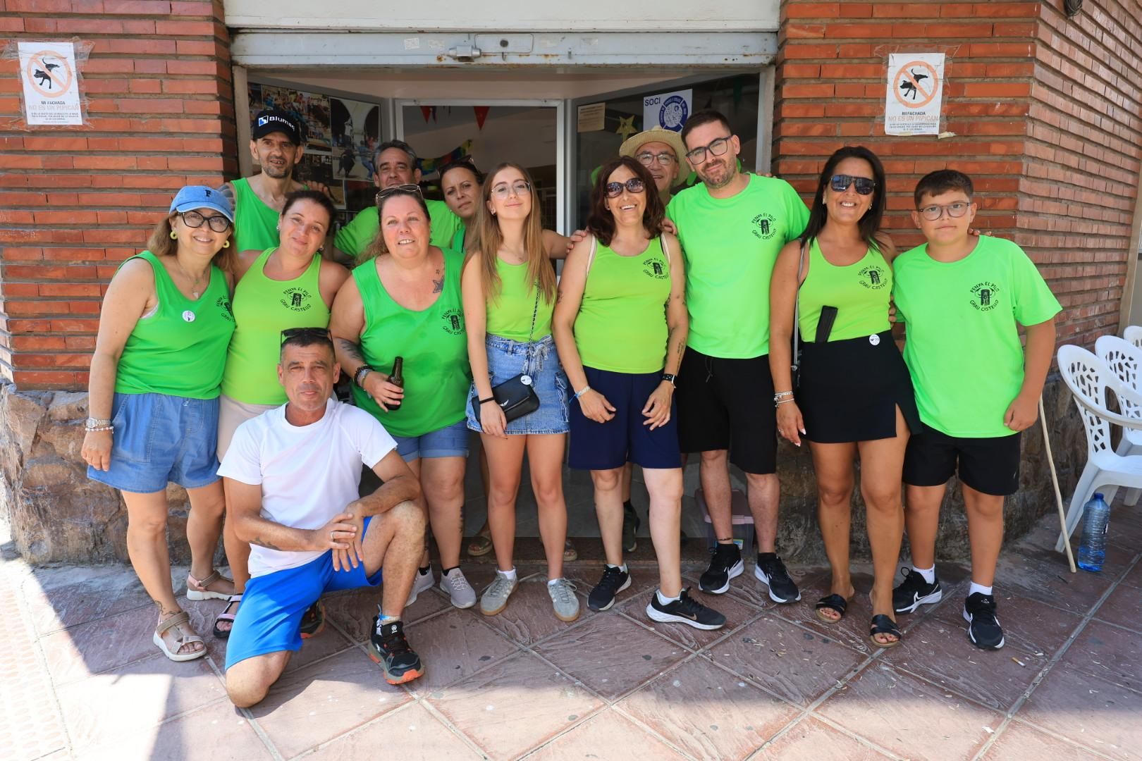 Las collas llenan de color las calles del Grau por Sant Pere