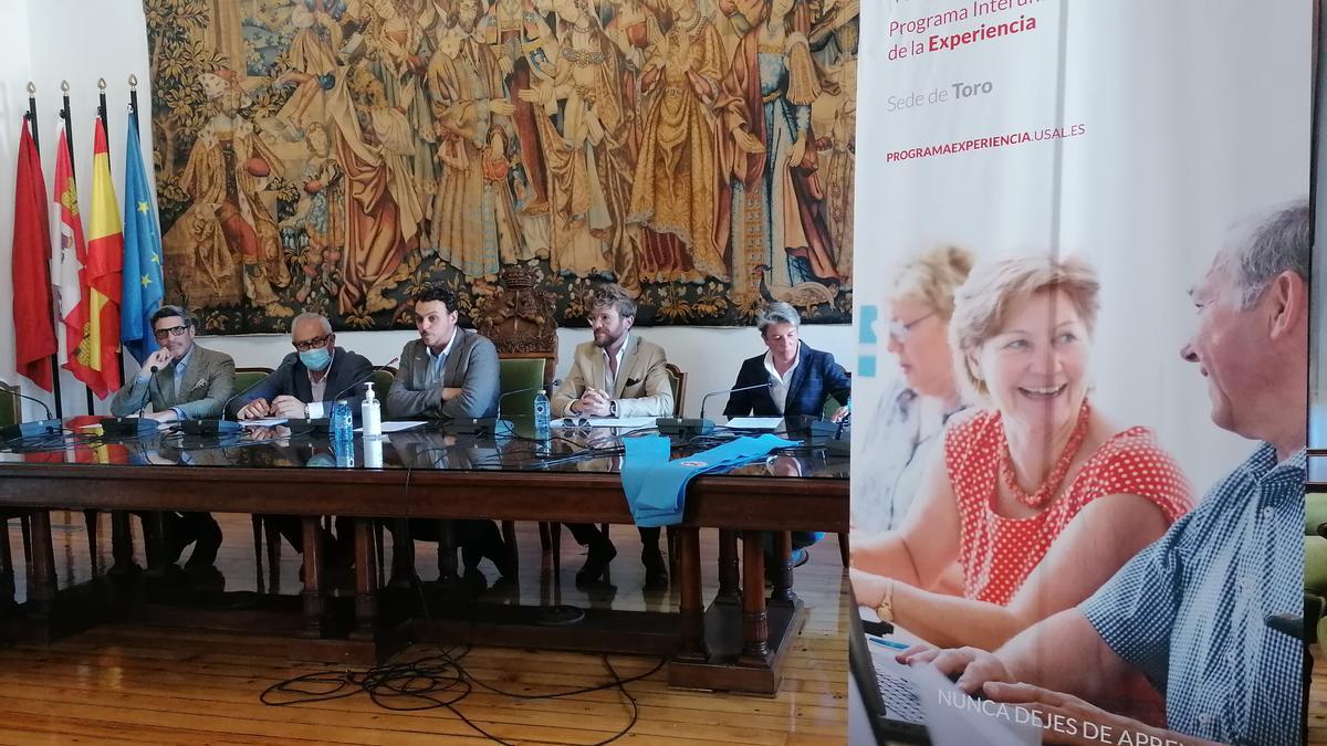 Autoridades y responsables del programa, en la clausura del último curso