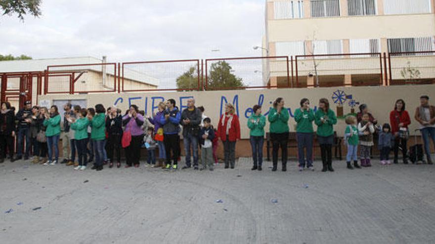 Cadena de padres para protestar por el deterioro del colegio de es Molinar.