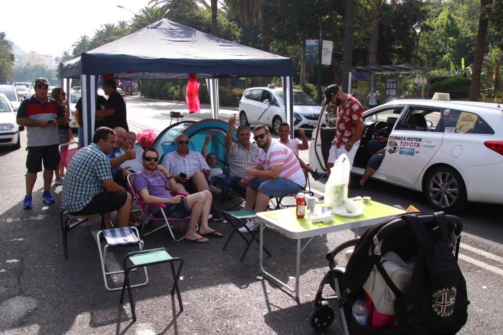 Los taxistas, acampados en el Paseo del Parque en una acción similar a las del Paseo de la Castellana de Madrid o la Gran Vía de Barcelona