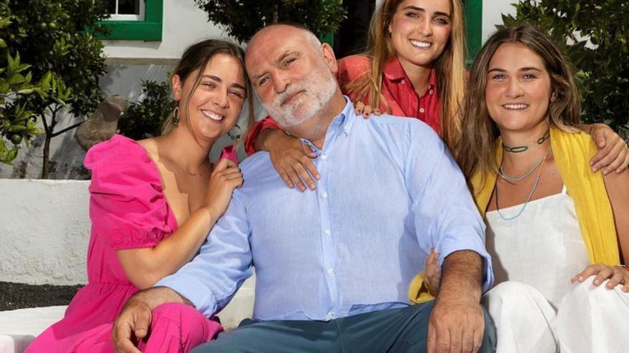 José Andrés, con sus hijas Inés, Carlota y Lucía, en una imagen promocional.