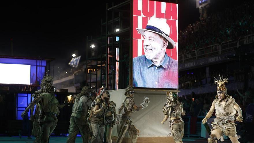 El carnaval de Río de Janeiro rinde homenaje a Lula y se burla de Bolsonaro preso