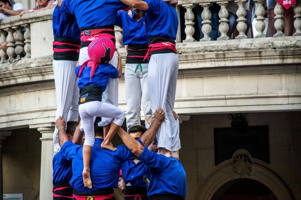 Els castellers de Berga descarreguen la primera construcció de vuit pisos