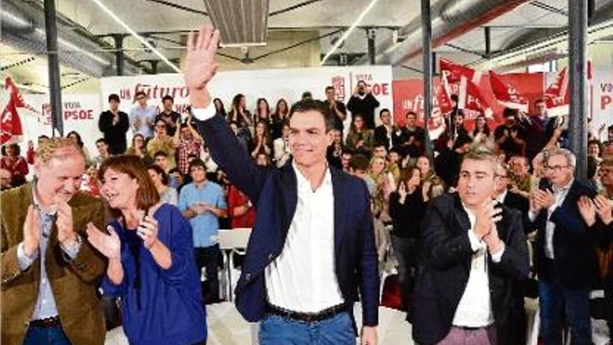 Sánchez al centre saludant els simpatitzants en l&#039;acte electoral.