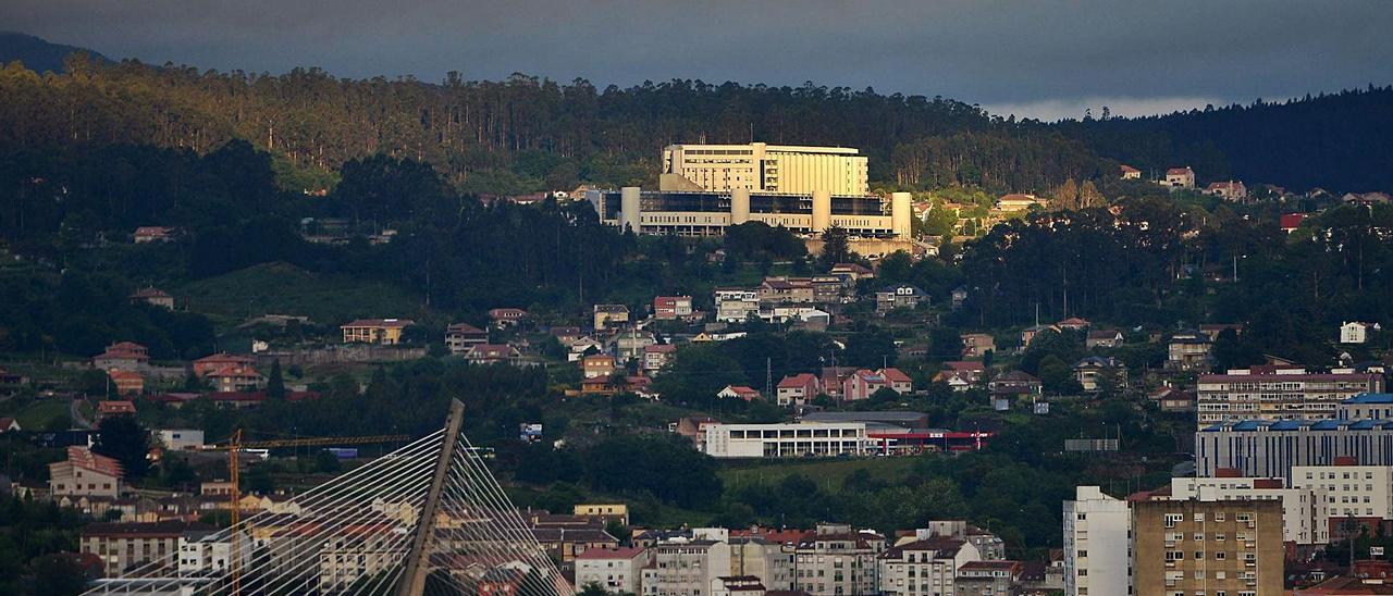 Vista de Pontevedra con el Hospital Montecelo de Pontevedra al fondo, construido sobre terrenos en comunales de Mourente. // GUSTAVO SANTOS