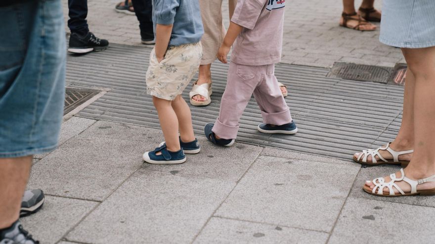 Reencuentros y abrazos en la vuelta al cole de miles de niños en Madrid: "Se han despertado varias veces esta noche pensando que ya era la hora"