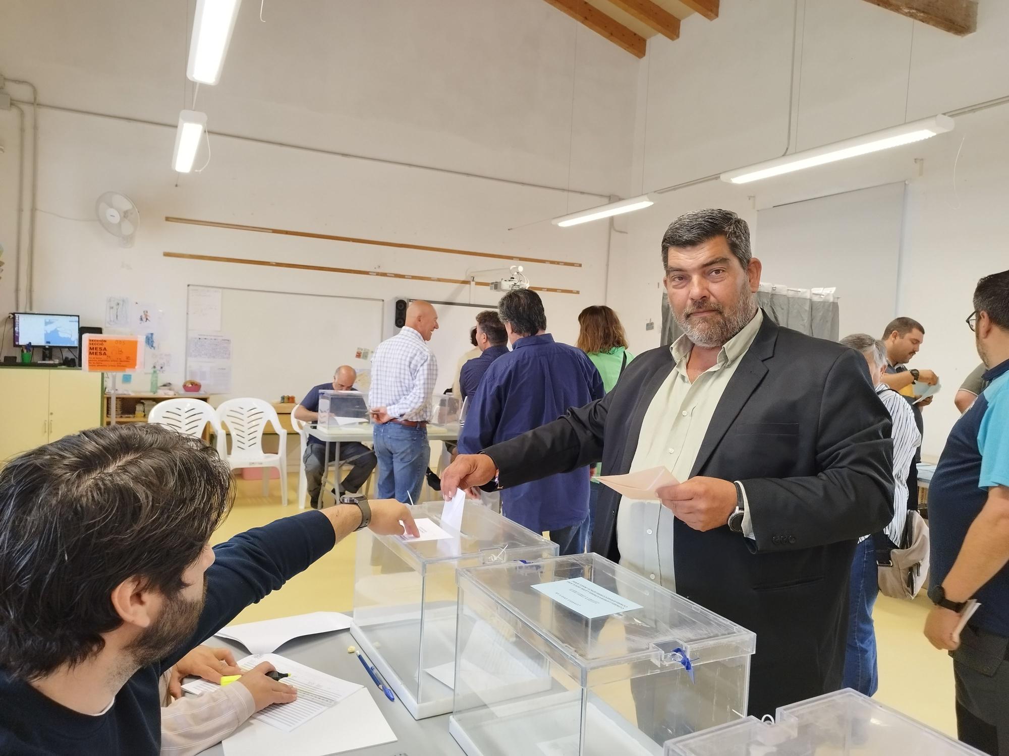 Pedro Bestard, candidato de Vox al Consell, vota en Pòrtol