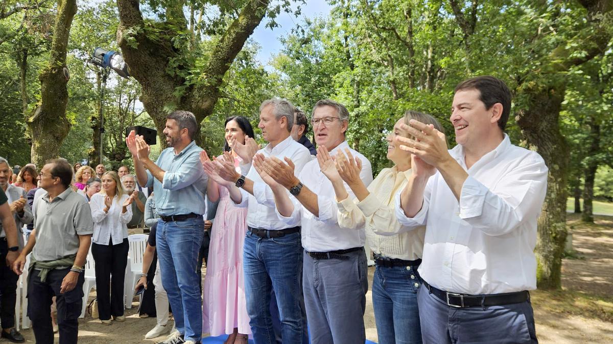 El presidente del Partido Popular de Castilla y León, Alfonso Fernández Mañueco, participa en un acto del partido liderado por Alberto Núñez Feijóo en Cotobade (Pontevedra).