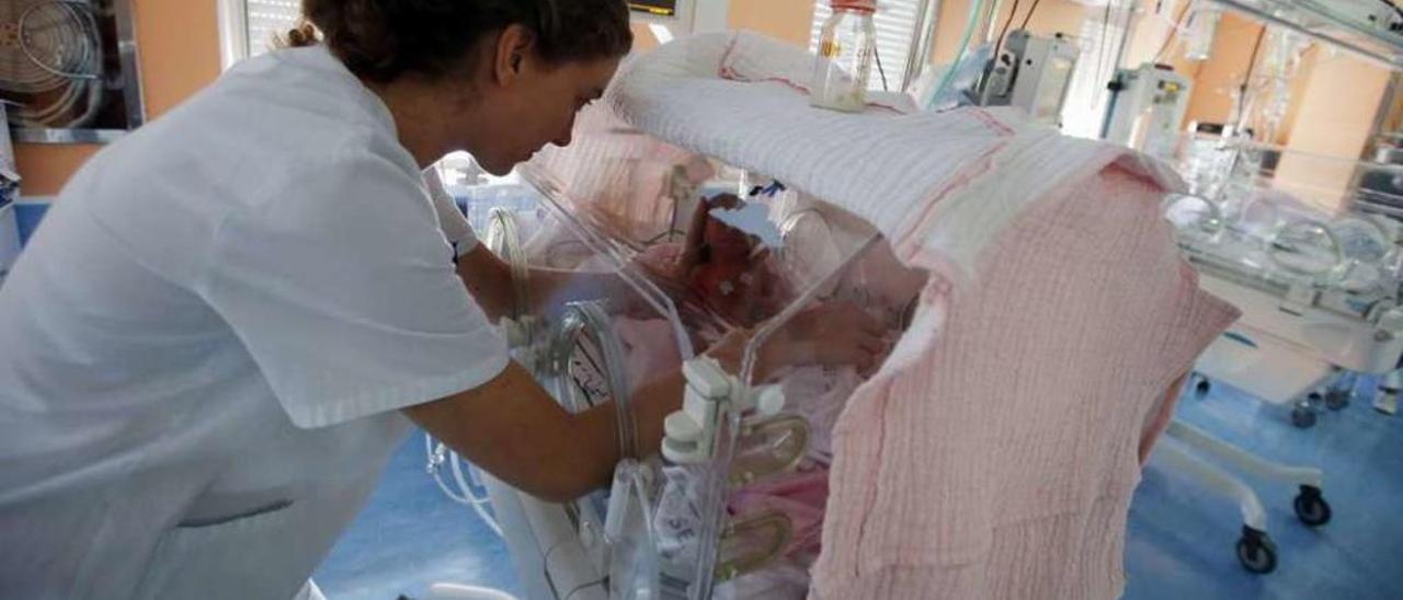 Una enfermera en la unidad de Neonatología del hospital Xeral de Vigo. // Marta G. Brea