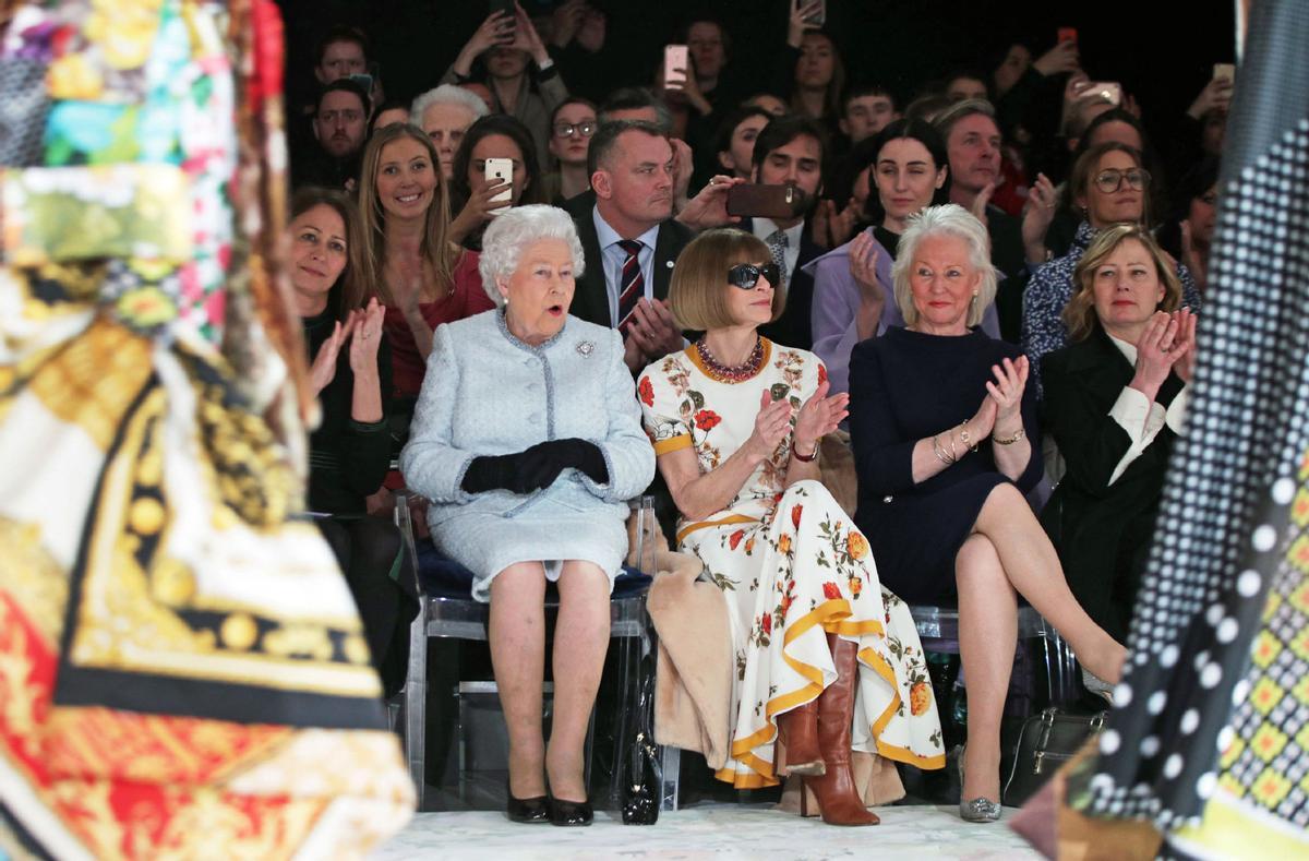 La reina Isabel II, acompañada por la directora ejecutiva del British Fashion Council (BFC), Caroline Rush (izquierda), la periodista y editora británico-estadounidense Anna Wintour (2 derecha) y la modista real Angela. Kelly, ve el desfile del diseñador británico Richard Quinn, en la Semana de la Moda de Londres, de febrero de 2018.