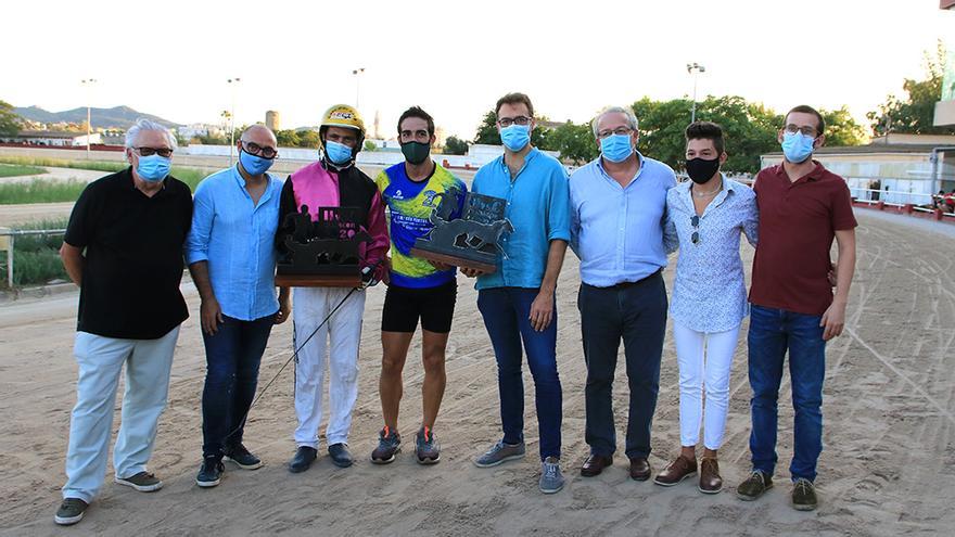 Joan Ros y Jaume Fluxà posan con sus trofeos junto a las autoridades.