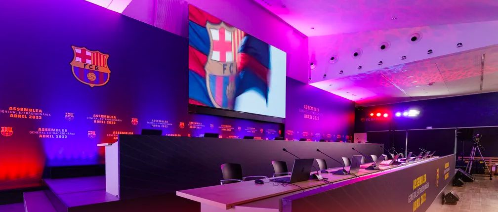 Preparativos en el Camp Nou para la asamblea telemática sobre el acuerdo con Spotify.