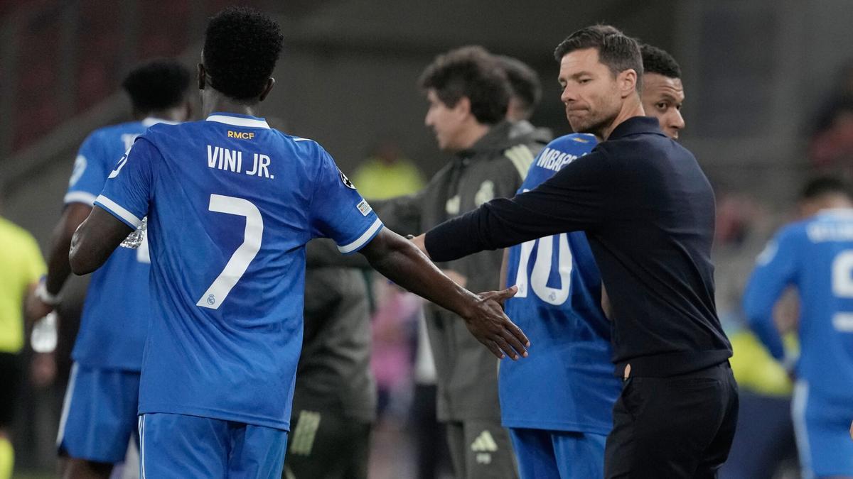 Xabi Alonso felicita a Vinícius después de uno de los goles del Real Madrid ante el Olympiacos