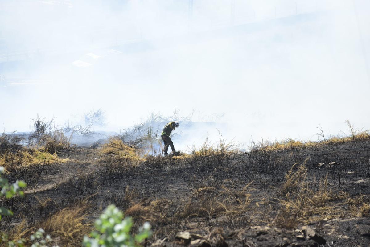 Los bomberos sofocan un incendio en As Rañas