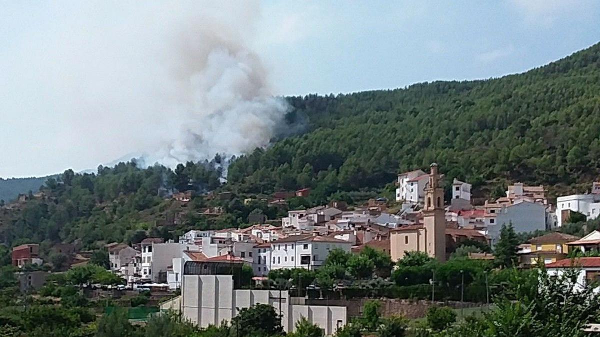 Primeras imágenes del incendio declarado el sábado, muy cercano al casco urbano de Fuentes de Ayódar.