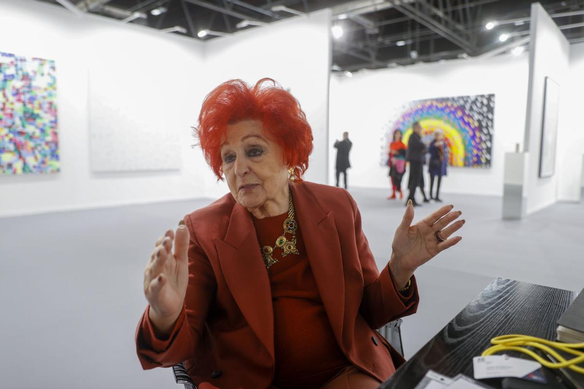 MADRID, 22/02/2023.- La galerista Juana de Aizpuru en la Feria Internacional de Arte Contemporáneo ARCO 2023 que abre este miércoles las puertas en una de sus ediciones más internacionales, con la presencia de 218 galerías, un 66 por ciento extranjeras, y con el Mediterráneo y su cultura común como tema principal. EFE/Juan Carlos Hidalgo