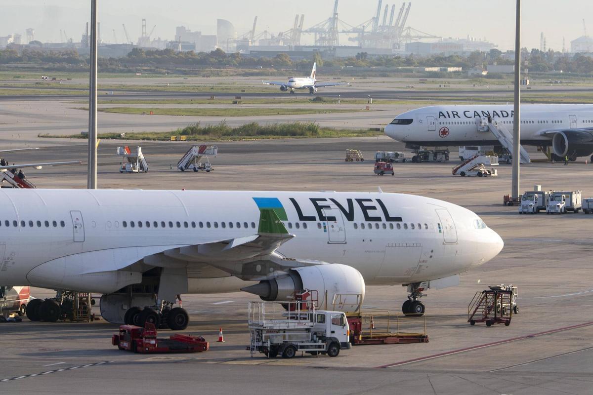 Un aparato de la compañía Level en el aeropuerto de Barcelona-El Prat.