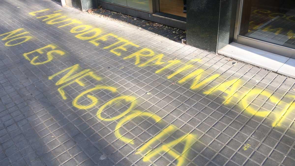 Pintadas en la sede nacional de ERC, reivindicadas por el CDR de Les Corts.