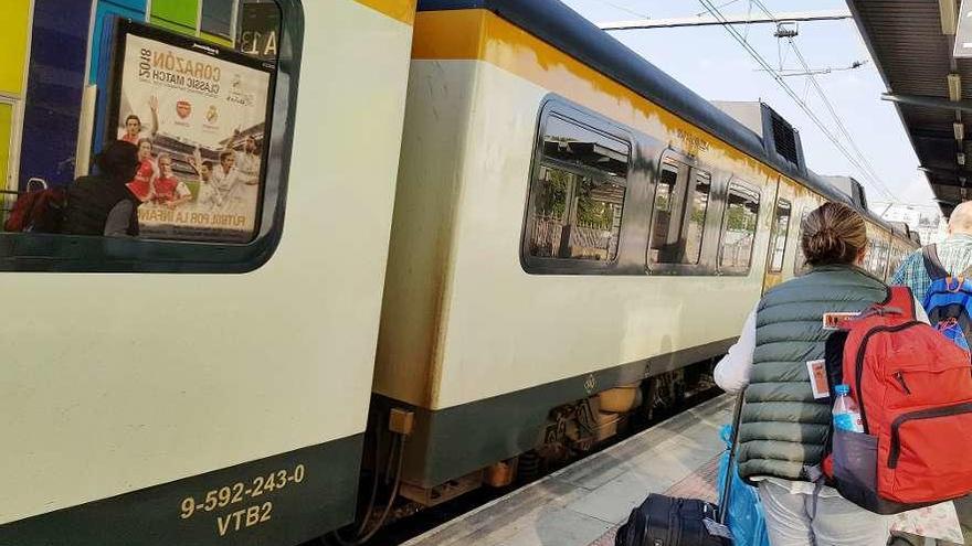 Uno de los trenes que viajan a Campanhã, en Vigo-Guixar.