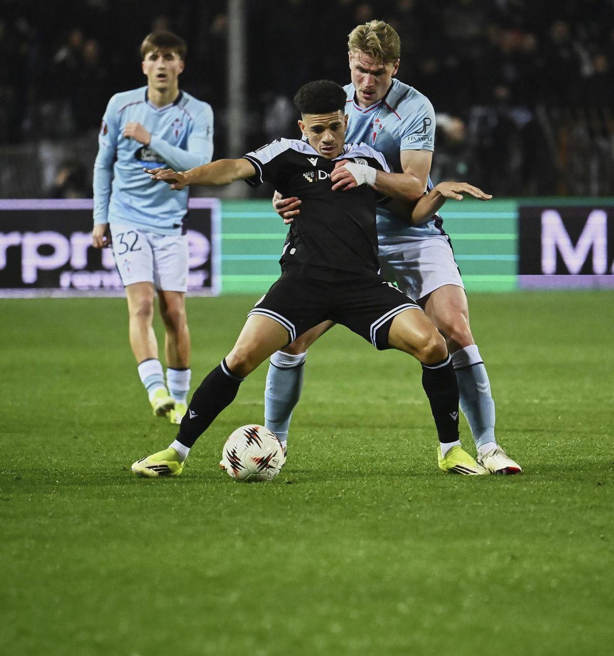 Starfeld pugna por el balón con el brasileño Taison, en el partido de Salónica. | MARTA G. BREA