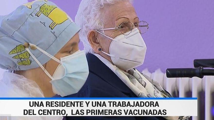 Araceli y Mónica, las primeras en recibir en España la vacuna del coronavirus