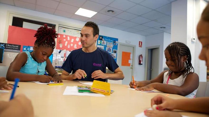 Dos proyectos contra la pobreza infantil benefician a 200 personas de Badajoz