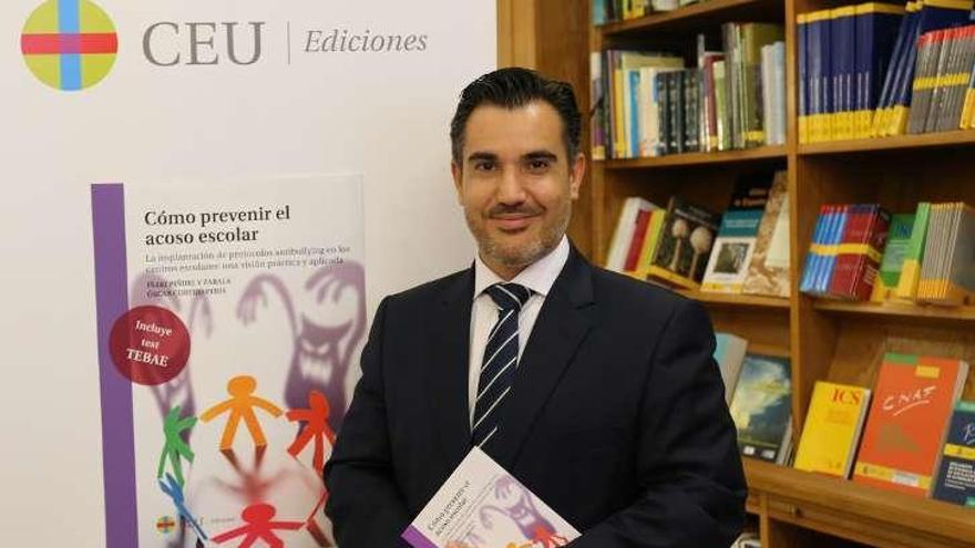 Óscar Cortijo, uno de los autores del manual. // CEU