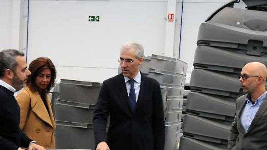 Conde durante su visita a la empresa de contenedores. // FdV